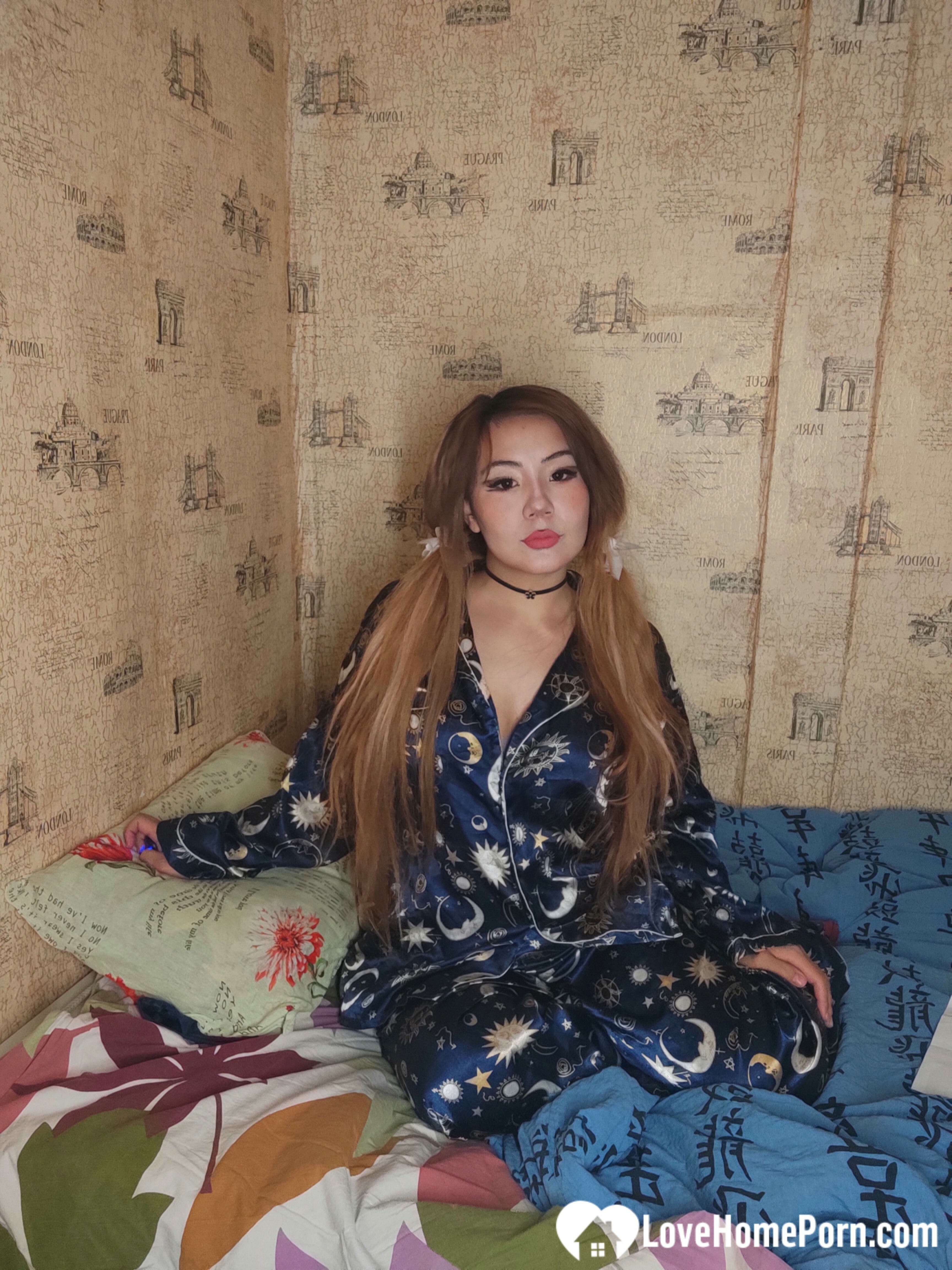 Lonely Asian pleasuring herself during COVID lockd — 27