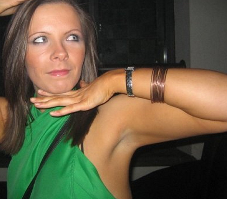 British UK girls showing sexy shaven armpits — 40