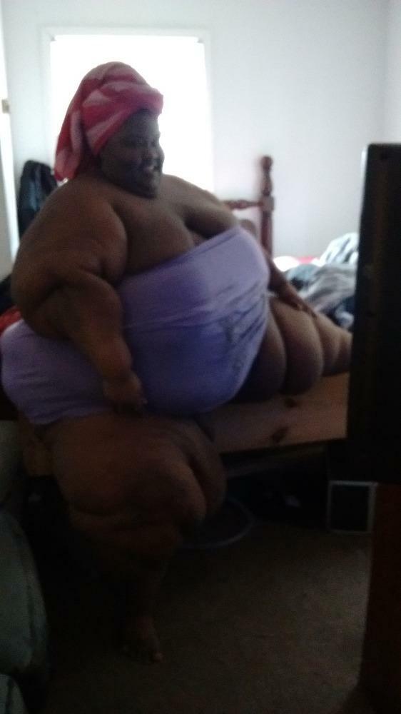 Nicole James aka MzFluff immobile SSBBW feedee — 15