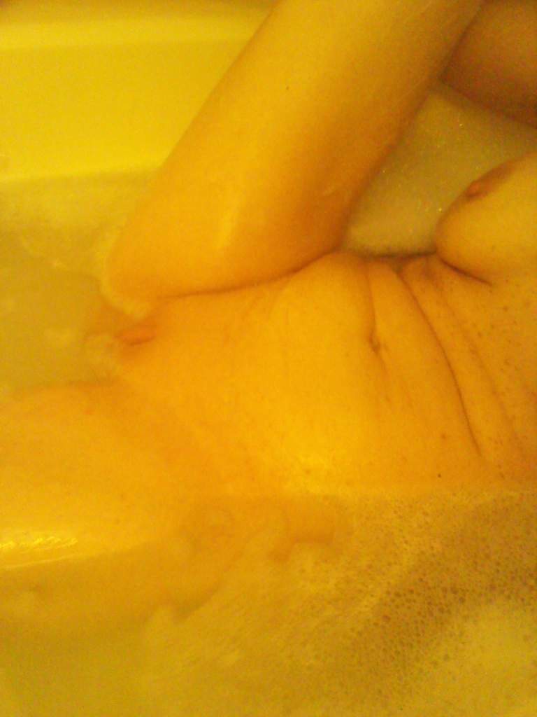 My wife relaxes and shaves her pussy in the bath — 24