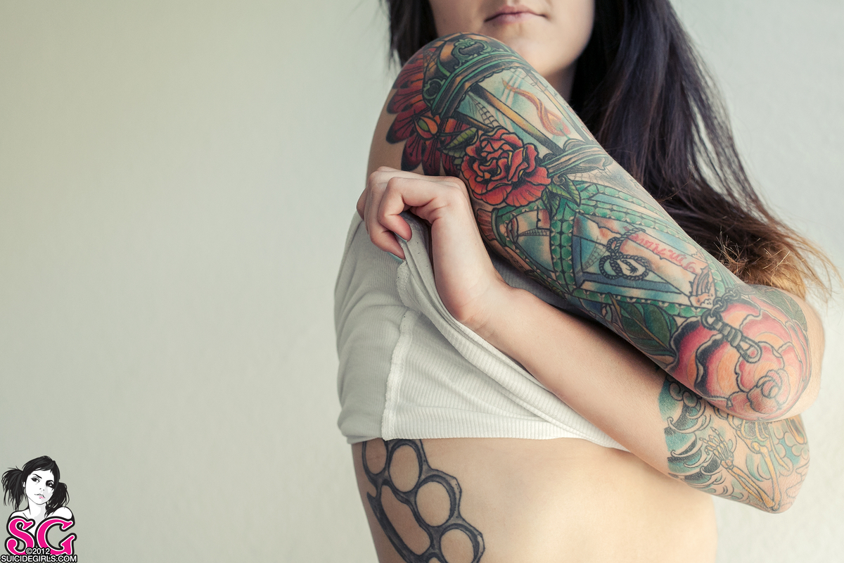 Tattooed Teen posing nudes on the morning — 16